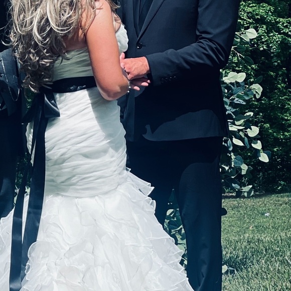 Used size 8 David’s Bridal Fit & Flare. Lightweight, fun, & flowing. Corset Back - Picture 5 of 5